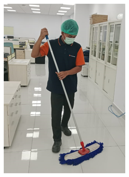 Briefing and toolbox meeting before shift